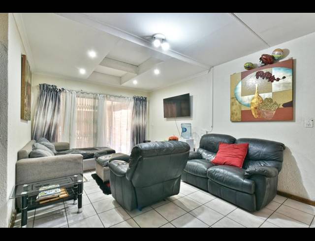 4 BEDROOM TOWNHOUSE FOR SALE IN WELTEVREDEN PARK